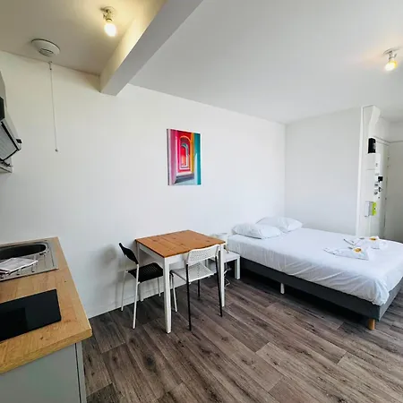 Cyanite - De Charme Centre De Apartment